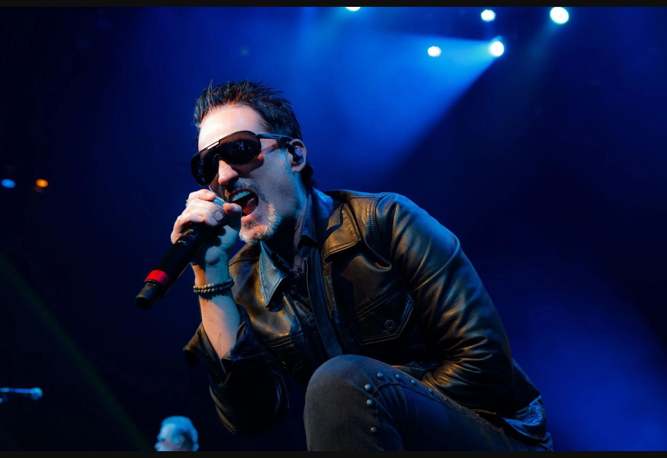 Jeff Gutt performing with Stone Temple Pilots at the North to Shore Festival